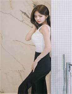 用刀划开女孩子的衣服